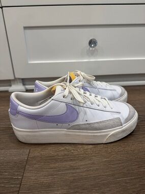 Nike Low-Top Sneakers in White, Lavender & Gray
